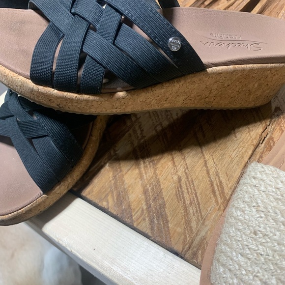 Sketchers 8.5 comfy Sandals 🩴 - Picture 2 of 2